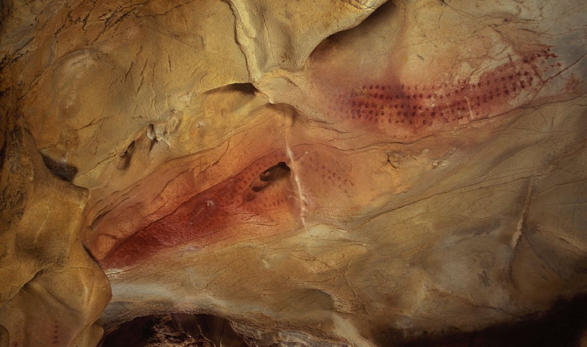 Interior de cueva de Chufï¿½n donde se ven pinturas rupestres